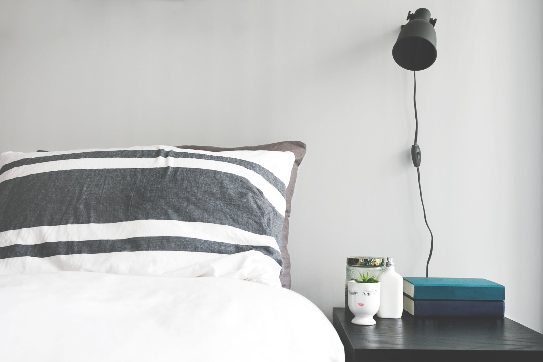 Bed bedside table